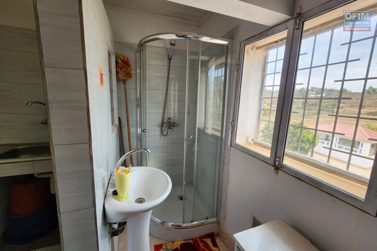À louer une maison à étage de type F5 pour usage mixte bord de route nationale 4 sur Andakana Anosiala.
