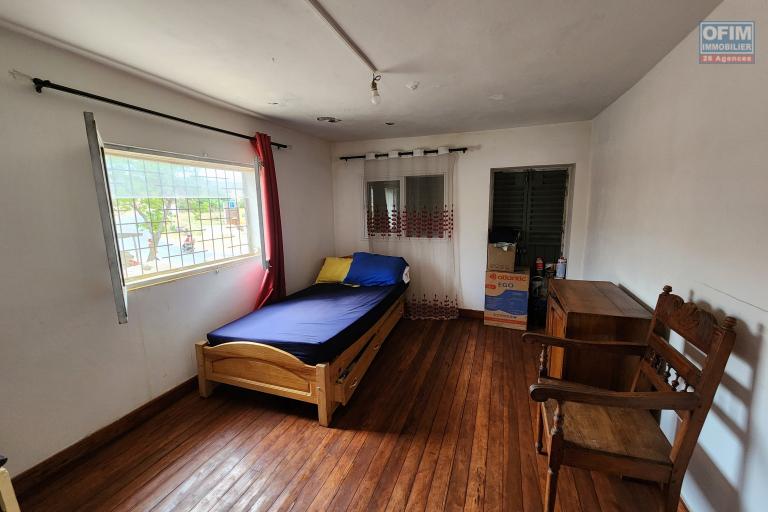 À louer une maison à étage de type F5 pour usage mixte bord de route nationale 4 sur Andakana Anosiala.