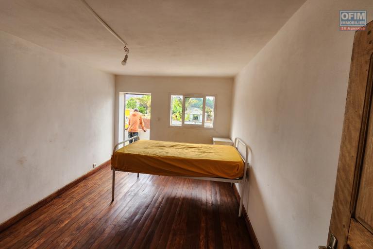 À louer une maison à étage de type F5 pour usage mixte bord de route nationale 4 sur Andakana Anosiala.