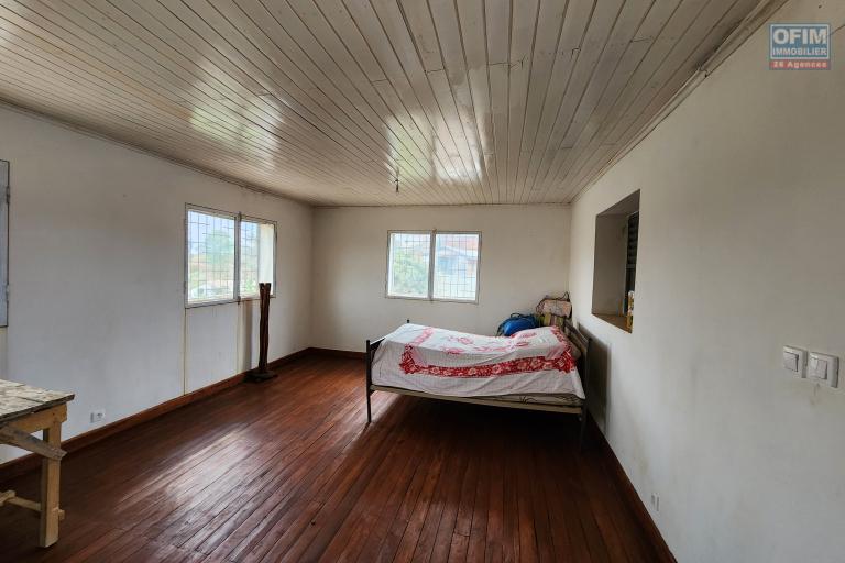 À louer une maison à étage de type F5 pour usage mixte bord de route nationale 4 sur Andakana Anosiala.