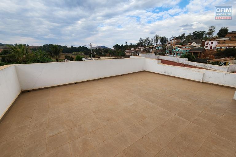 À louer une maison à étage de type F5 pour usage mixte bord de route nationale 4 sur Andakana Anosiala.