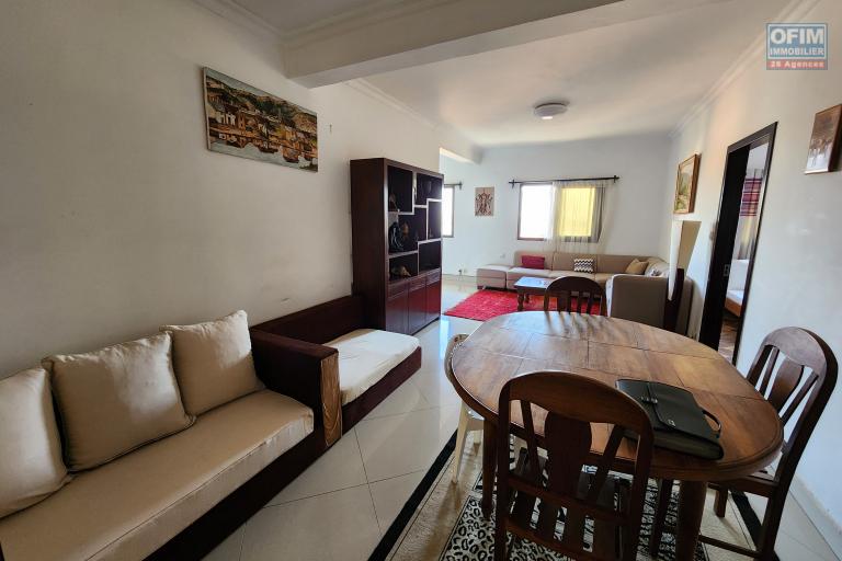 À louer un appartement de type T6 en duplex meublé et équipé au 3eme étage d'un immeuble de R+4 bien situé et sécurisé, bord de route principale à 3 minutes de l'aéroport et proximité de toutes les commodités sise à Ivato.