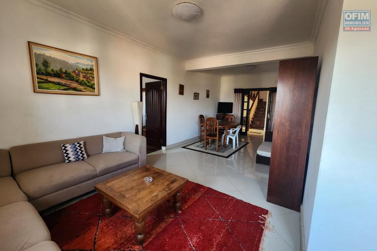 À louer un appartement de type T6 en duplex meublé et équipé au 3eme étage d'un immeuble de R+4 bien situé et sécurisé, bord de route principale à 3 minutes de l'aéroport et proximité de toutes les commodités sise à Ivato.