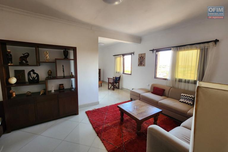 À louer un appartement de type T6 en duplex meublé et équipé au 3eme étage d'un immeuble de R+4 bien situé et sécurisé, bord de route principale à 3 minutes de l'aéroport et proximité de toutes les commodités sise à Ivato.