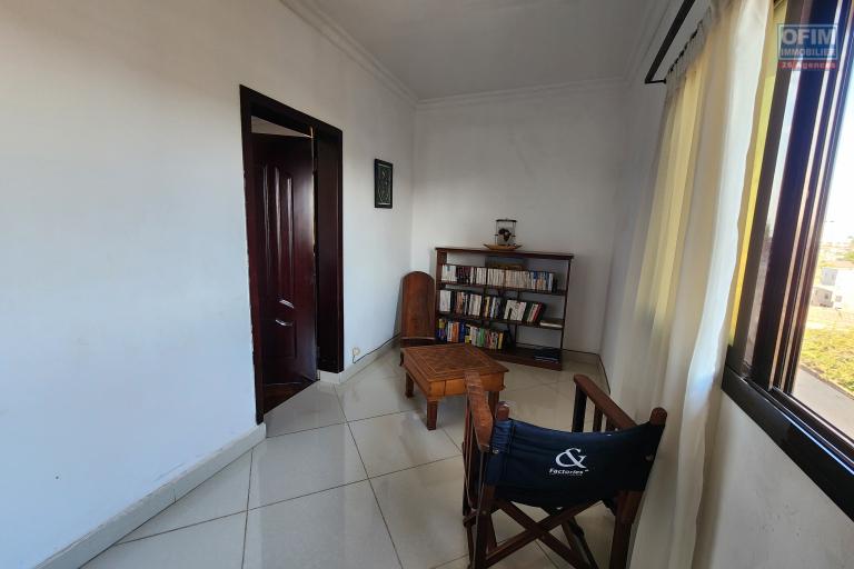 À louer un appartement de type T6 en duplex meublé et équipé au 3eme étage d'un immeuble de R+4 bien situé et sécurisé, bord de route principale à 3 minutes de l'aéroport et proximité de toutes les commodités sise à Ivato.