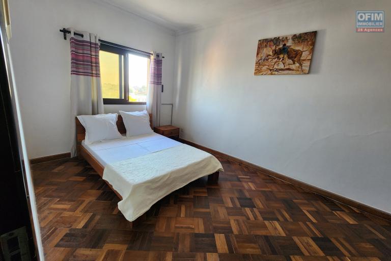 À louer un appartement de type T6 en duplex meublé et équipé au 3eme étage d'un immeuble de R+4 bien situé et sécurisé, bord de route principale à 3 minutes de l'aéroport et proximité de toutes les commodités sise à Ivato.