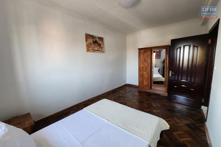 À louer un appartement de type T6 en duplex meublé et équipé au 3eme étage d'un immeuble de R+4 bien situé et sécurisé, bord de route principale à 3 minutes de l'aéroport et proximité de toutes les commodités sise à Ivato.