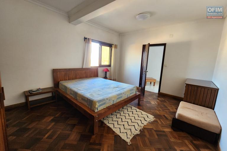 À louer un appartement de type T6 en duplex meublé et équipé au 3eme étage d'un immeuble de R+4 bien situé et sécurisé, bord de route principale à 3 minutes de l'aéroport et proximité de toutes les commodités sise à Ivato.