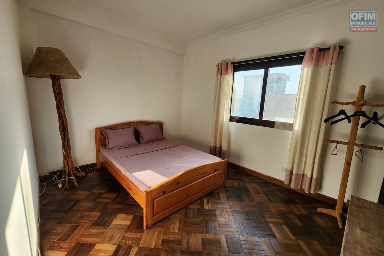 À louer un appartement de type T6 en duplex meublé et équipé au 3eme étage d'un immeuble de R+4 bien situé et sécurisé, bord de route principale à 3 minutes de l'aéroport et proximité de toutes les commodités sise à Ivato.