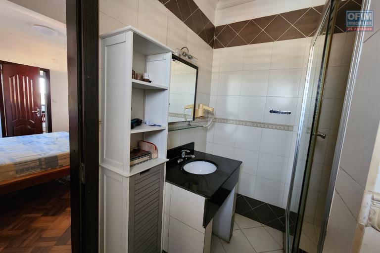 À louer un appartement de type T6 en duplex meublé et équipé au 3eme étage d'un immeuble de R+4 bien situé et sécurisé, bord de route principale à 3 minutes de l'aéroport et proximité de toutes les commodités sise à Ivato.