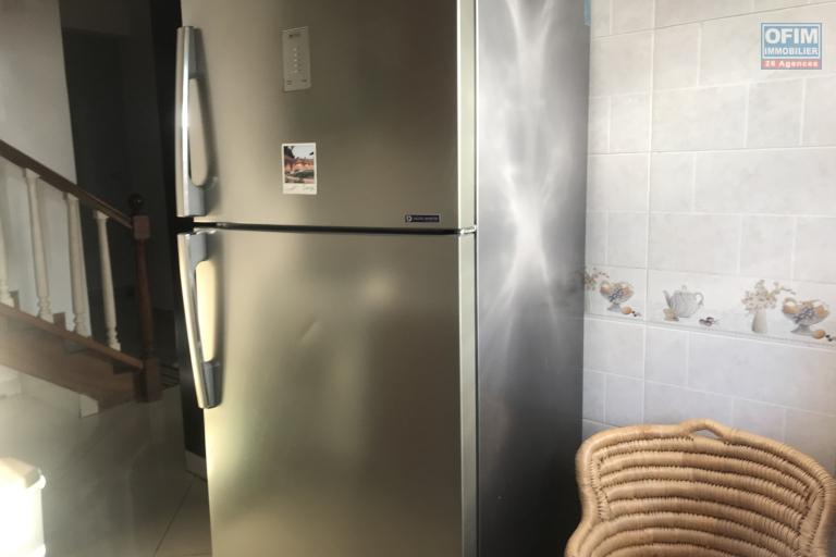 À louer un appartement de type T6 en duplex meublé et équipé au 3eme étage d'un immeuble de R+4 bien situé et sécurisé, bord de route principale à 3 minutes de l'aéroport et proximité de toutes les commodités sise à Ivato.