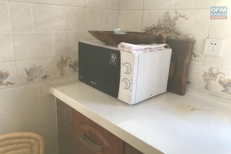 À louer un appartement de type T6 en duplex meublé et équipé au 3eme étage d'un immeuble de R+4 bien situé et sécurisé, bord de route principale à 3 minutes de l'aéroport et proximité de toutes les commodités sise à Ivato.