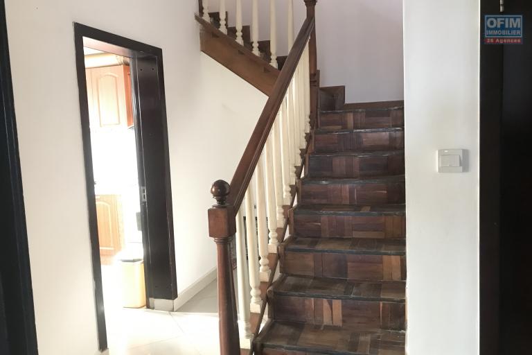 À louer un appartement de type T6 en duplex meublé et équipé au 3eme étage d'un immeuble de R+4 bien situé et sécurisé, bord de route principale à 3 minutes de l'aéroport et proximité de toutes les commodités sise à Ivato.