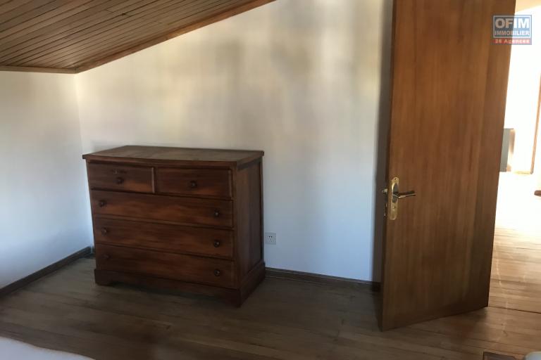 À louer un appartement de type T6 en duplex meublé et équipé au 3eme étage d'un immeuble de R+4 bien situé et sécurisé, bord de route principale à 3 minutes de l'aéroport et proximité de toutes les commodités sise à Ivato.