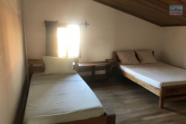 À louer un appartement de type T6 en duplex meublé et équipé au 3eme étage d'un immeuble de R+4 bien situé et sécurisé, bord de route principale à 3 minutes de l'aéroport et proximité de toutes les commodités sise à Ivato.