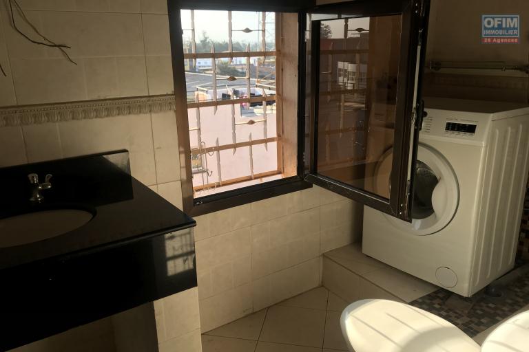 À louer un appartement de type T6 en duplex meublé et équipé au 3eme étage d'un immeuble de R+4 bien situé et sécurisé, bord de route principale à 3 minutes de l'aéroport et proximité de toutes les commodités sise à Ivato.