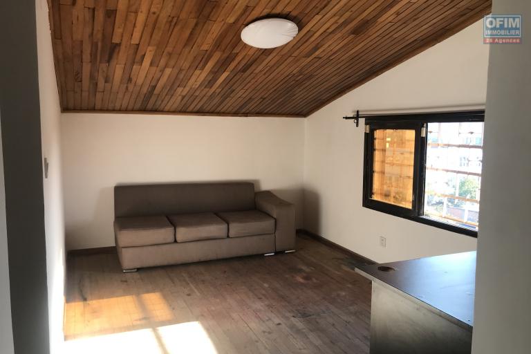À louer un appartement de type T6 en duplex meublé et équipé au 3eme étage d'un immeuble de R+4 bien situé et sécurisé, bord de route principale à 3 minutes de l'aéroport et proximité de toutes les commodités sise à Ivato.