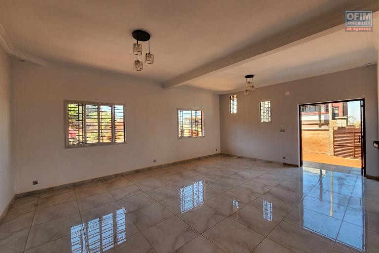 À louer un appartement neuf jamais habiter de type T3 dans un quartier résidentiel non loin de l'école anglophone Vision Valley et la nouvelle rocade d'Andranotapahana sise à Amboropotsy Talatamat. (NON DISPONIBLE)