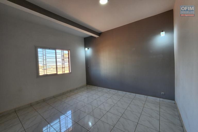 À louer un appartement neuf jamais habiter de type T3 dans un quartier résidentiel non loin de l'école anglophone Vision Valley et la nouvelle rocade d'Andranotapahana sise à Amboropotsy Talatamat. (NON DISPONIBLE)