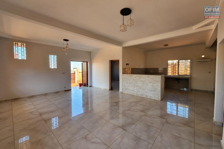 À louer un appartement neuf jamais habiter de type T3 dans un quartier résidentiel non loin de l'école anglophone Vision Valley et la nouvelle rocade d'Andranotapahana sise à Amboropotsy Talatamat. (NON DISPONIBLE)