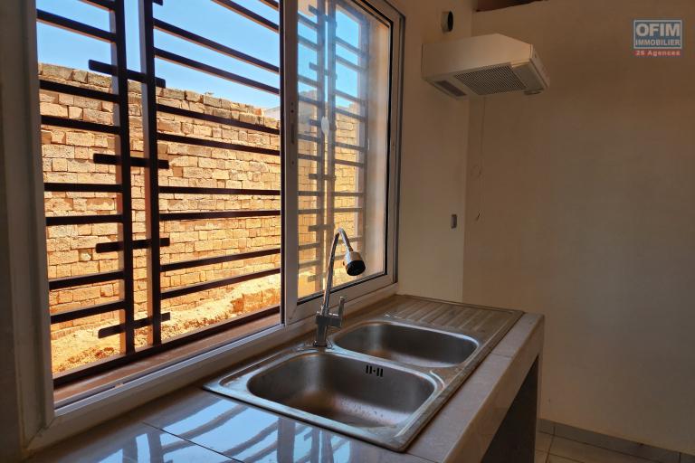 À louer un appartement neuf jamais habiter de type T3 dans un quartier résidentiel non loin de l'école anglophone Vision Valley et la nouvelle rocade d'Andranotapahana sise à Amboropotsy Talatamat. (NON DISPONIBLE)