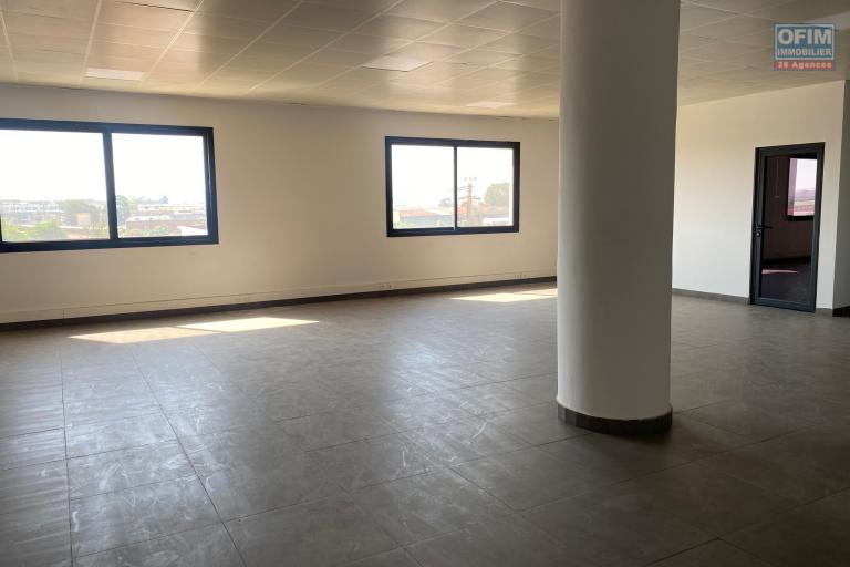 Un local professionnel de 204m2 chacun à Andraharo Contact Lalaina 034 08 583 76
