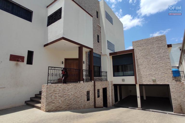 Louer , une maison de standing F7 dans le quartier résidentiel D'Androhibe