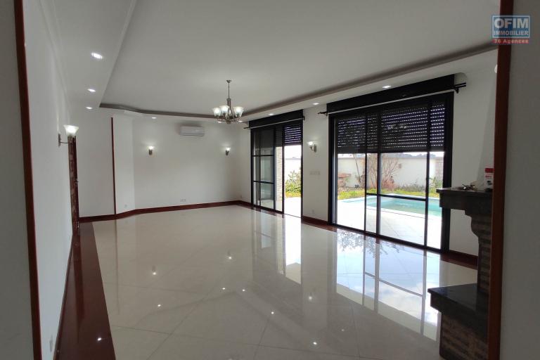 Louer , une maison de standing F7 dans le quartier résidentiel D'Androhibe