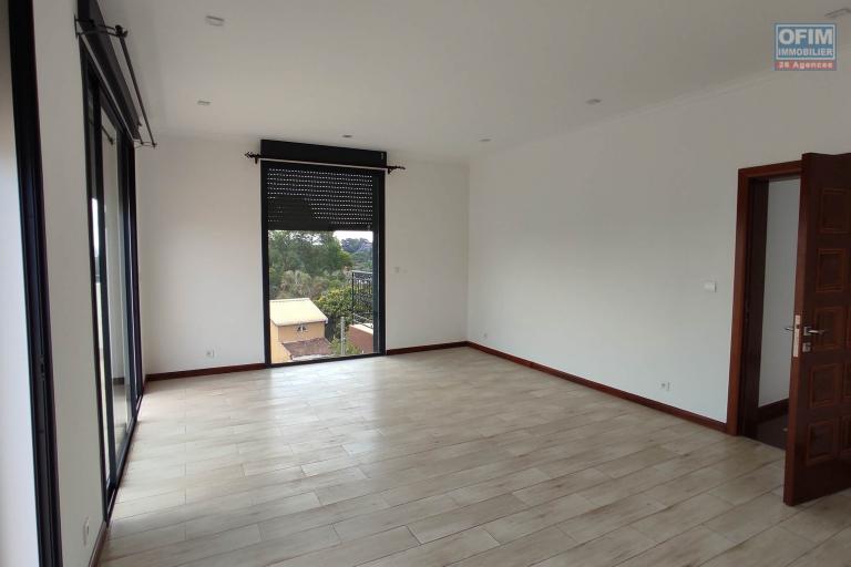 Louer , une maison de standing F7 dans le quartier résidentiel D'Androhibe