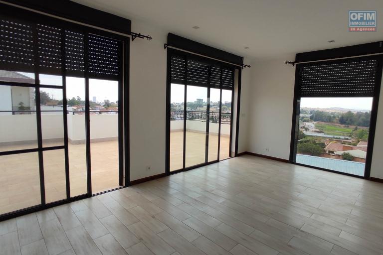 Louer , une maison de standing F7 dans le quartier résidentiel D'Androhibe