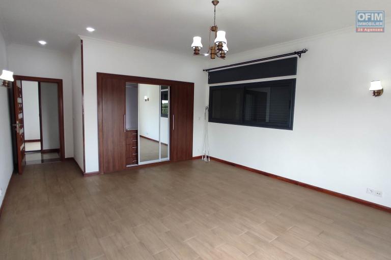 Louer , une maison de standing F7 dans le quartier résidentiel D'Androhibe