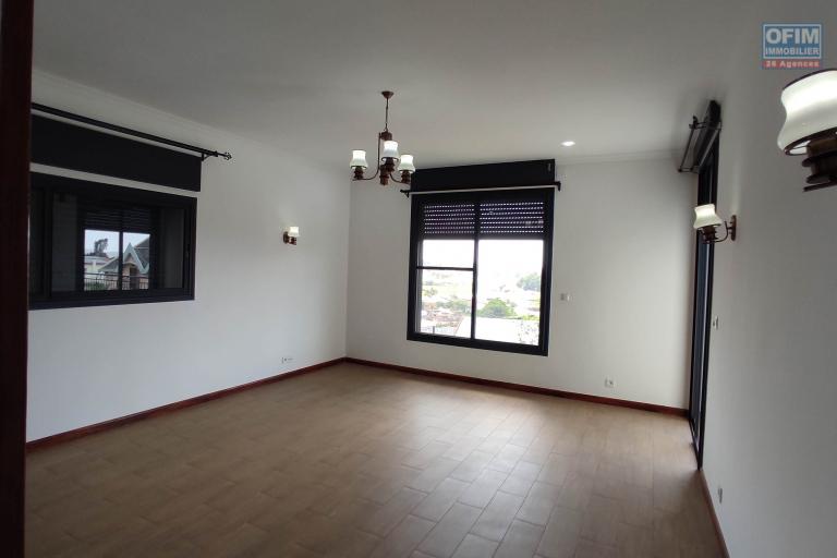 Louer , une maison de standing F7 dans le quartier résidentiel D'Androhibe