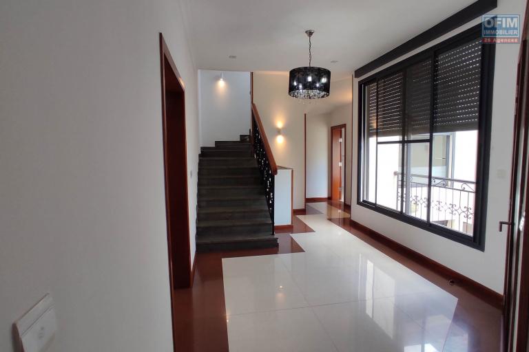 Louer , une maison de standing F7 dans le quartier résidentiel D'Androhibe