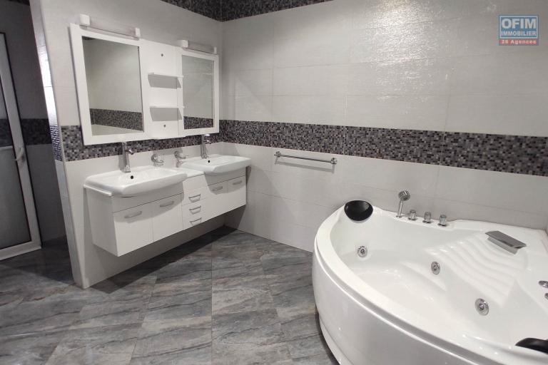 Louer , une maison de standing F7 dans le quartier résidentiel D'Androhibe