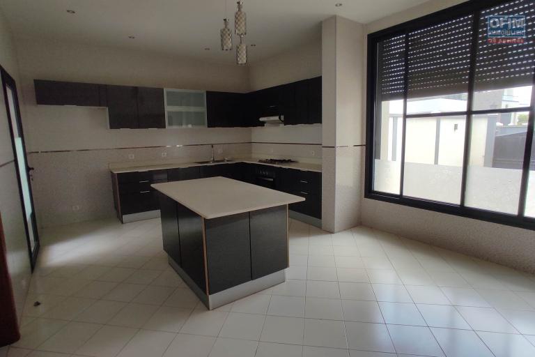 Louer , une maison de standing F7 dans le quartier résidentiel D'Androhibe
