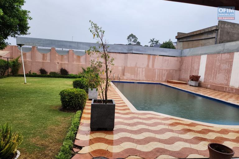 À louer une villa non meublée à étage de type F6 avec piscine bord de route non loin de l'aéroport et l'école primaire française C sise à Ambohibao Amboaroy