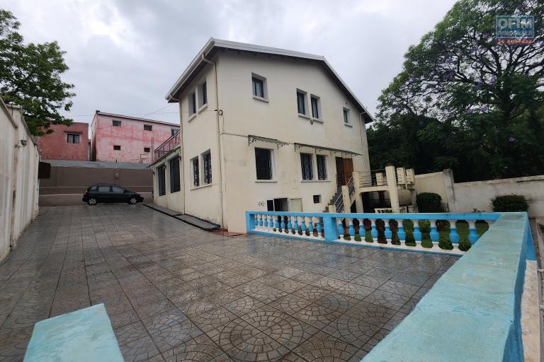 À louer une villa non meublée à étage de type F6 avec piscine  non loin de l'aéroport et l'école primaire française C à Ambohibao (NON DISPONIBLE)