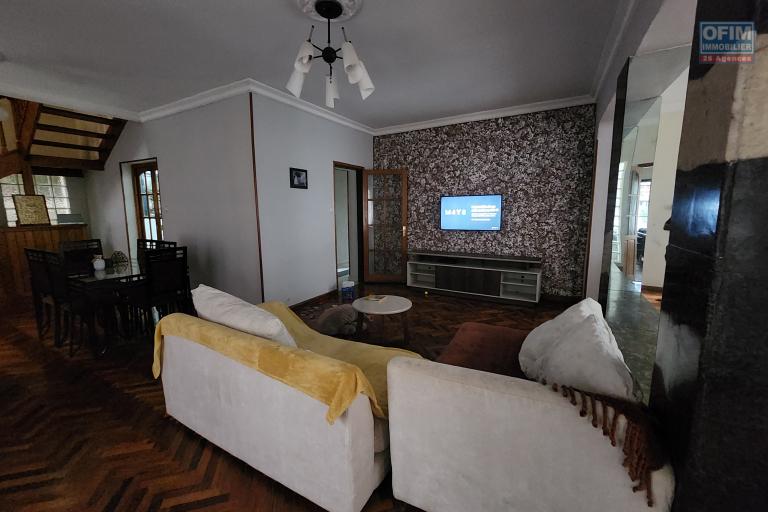 À louer une villa non meublée à étage de type F6 avec piscine  non loin de l'aéroport et l'école primaire française C à Ambohibao (NON DISPONIBLE)