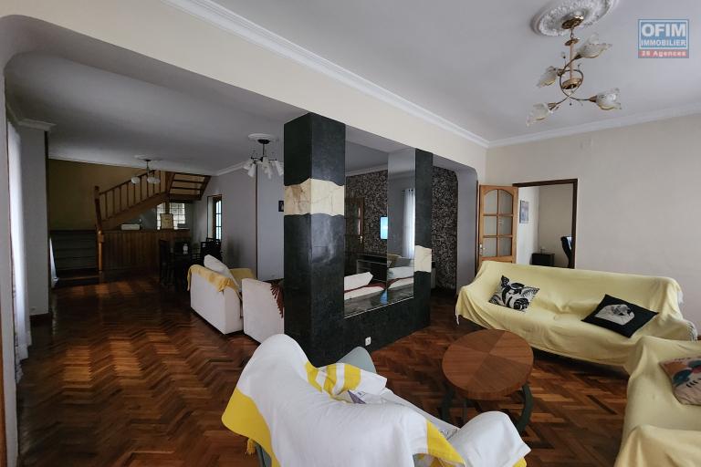 À louer une villa non meublée à étage de type F6 avec piscine bord de route non loin de l'aéroport et l'école primaire française C sise à Ambohibao Amboaroy