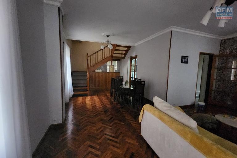 À louer une villa non meublée à étage de type F6 avec piscine  non loin de l'aéroport et l'école primaire française C à Ambohibao (NON DISPONIBLE)