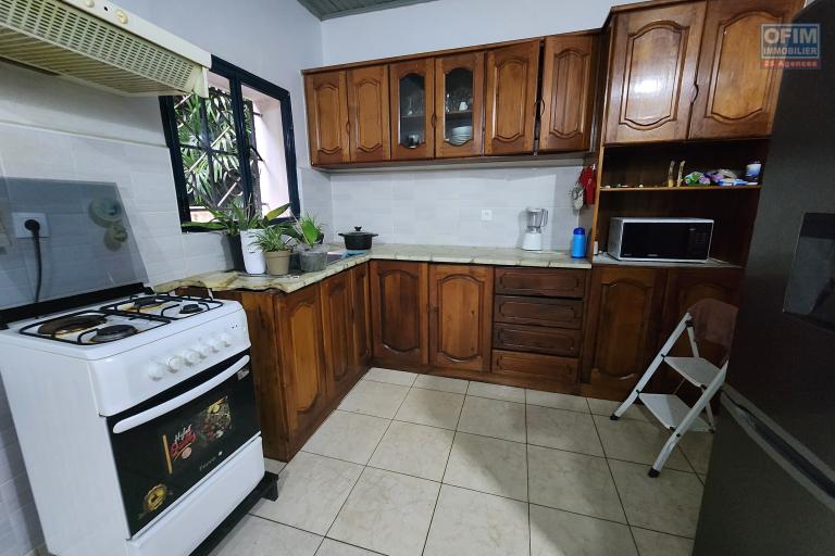 À louer une villa non meublée à étage de type F6 avec piscine bord de route non loin de l'aéroport et l'école primaire française C sise à Ambohibao Amboaroy