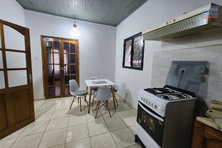 À louer une villa non meublée à étage de type F6 avec piscine  non loin de l'aéroport et l'école primaire française C à Ambohibao (NON DISPONIBLE)