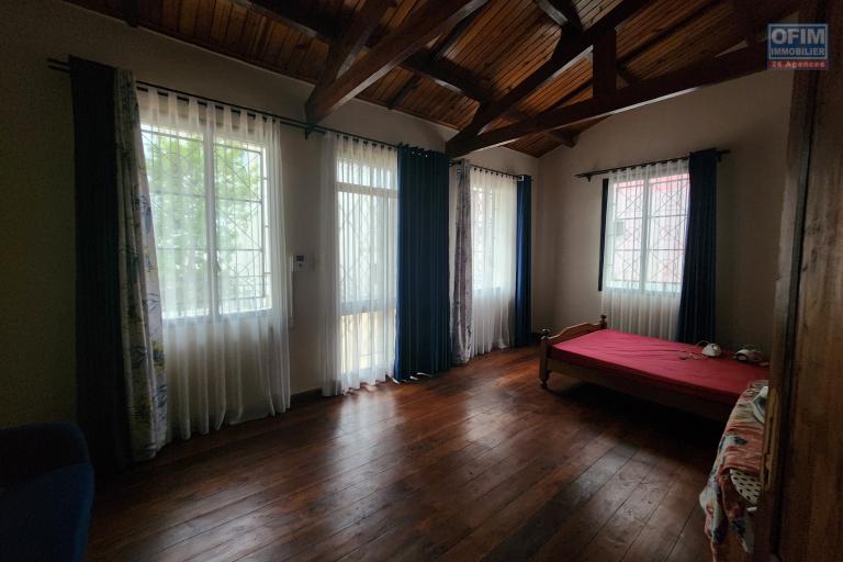 À louer une villa non meublée à étage de type F6 avec piscine  non loin de l'aéroport et l'école primaire française C à Ambohibao (NON DISPONIBLE)