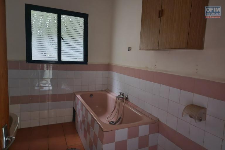 À louer une villa non meublée à étage de type F6 avec piscine  non loin de l'aéroport et l'école primaire française C à Ambohibao (NON DISPONIBLE)