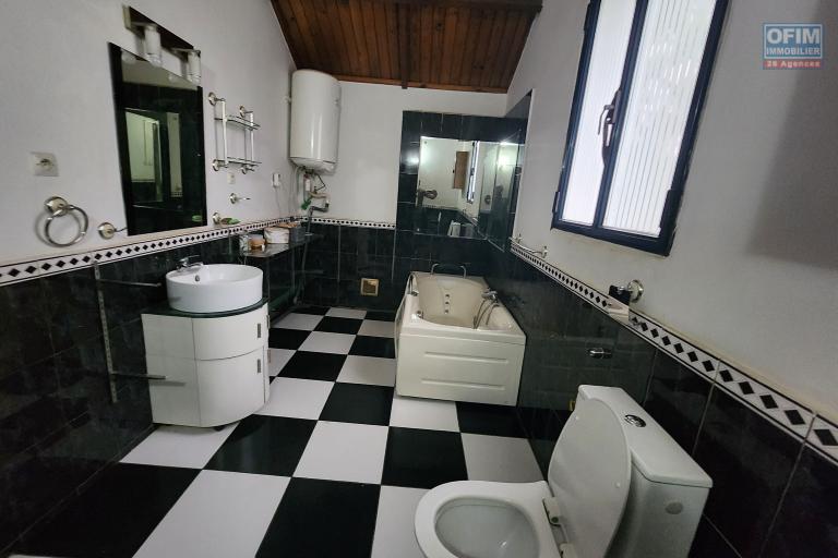 À louer une villa non meublée à étage de type F6 avec piscine  non loin de l'aéroport et l'école primaire française C à Ambohibao (NON DISPONIBLE)