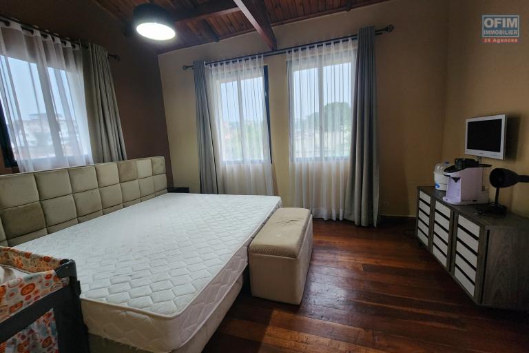 À louer une villa non meublée à étage de type F6 avec piscine  non loin de l'aéroport et l'école primaire française C à Ambohibao (NON DISPONIBLE)