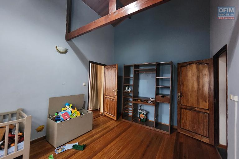 À louer une villa non meublée à étage de type F6 avec piscine  non loin de l'aéroport et l'école primaire française C à Ambohibao (NON DISPONIBLE)