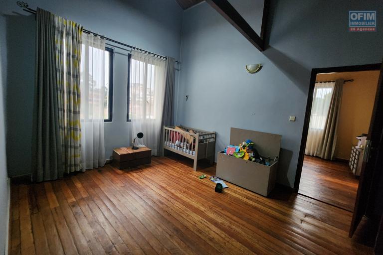 À louer une villa non meublée à étage de type F6 avec piscine  non loin de l'aéroport et l'école primaire française C à Ambohibao (NON DISPONIBLE)