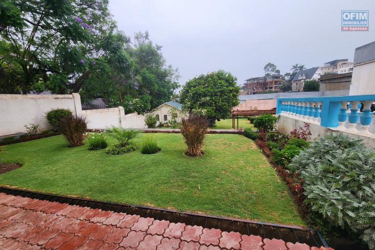 À louer une villa non meublée à étage de type F6 avec piscine bord de route non loin de l'aéroport et l'école primaire française C sise à Ambohibao Amboaroy