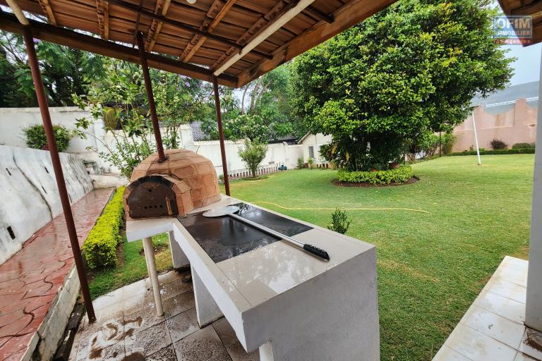 À louer une villa non meublée à étage de type F6 avec piscine  non loin de l'aéroport et l'école primaire française C à Ambohibao (NON DISPONIBLE)